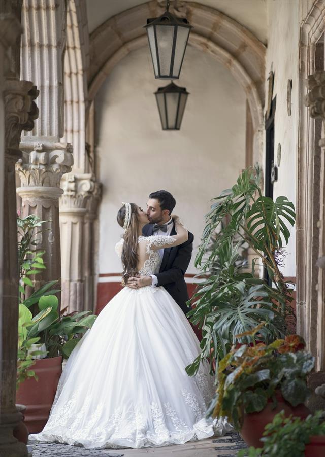 Novios bajo un arco de flores en una hacienda oaxaqueña