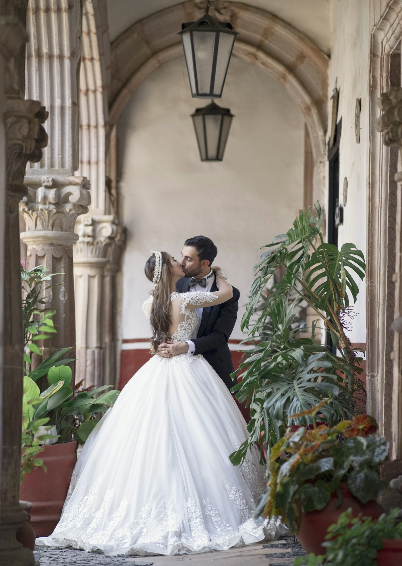 Novios bajo un arco de flores en una hacienda de Oaxaca