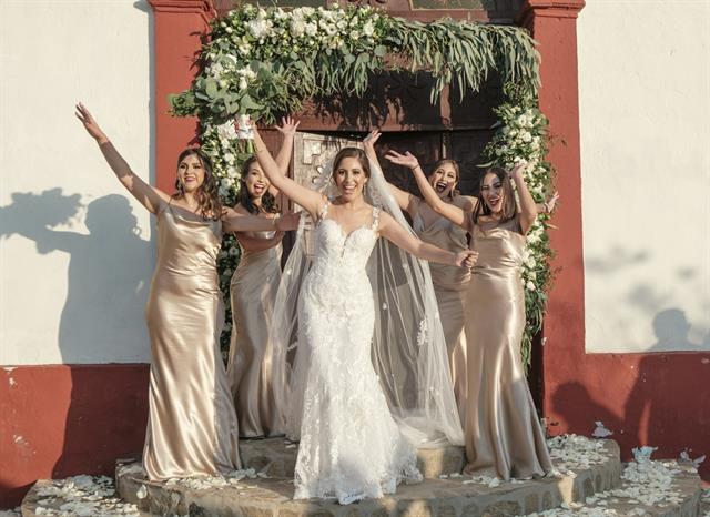 Damas de honor celebrando con las manos arriba