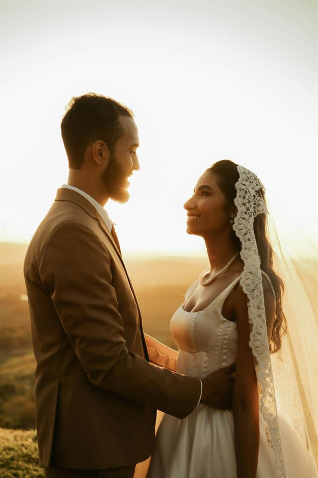 Novios abrazándose en un campo al atardecer en Oaxaca