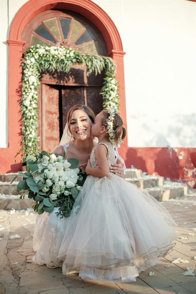 Novia sosteniendo un ramo de flores blancas