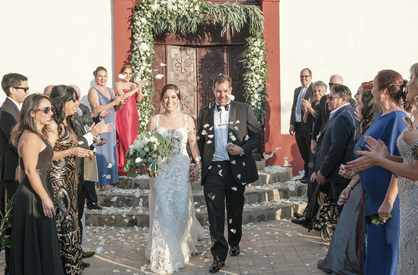 Novios caminando por el pasillo durante la ceremonia en Oaxaca