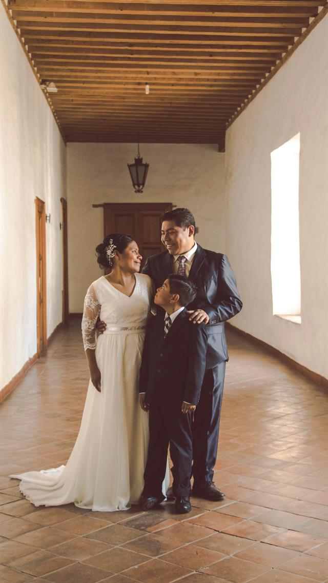 Novia rodeada de su familia antes de la ceremonia