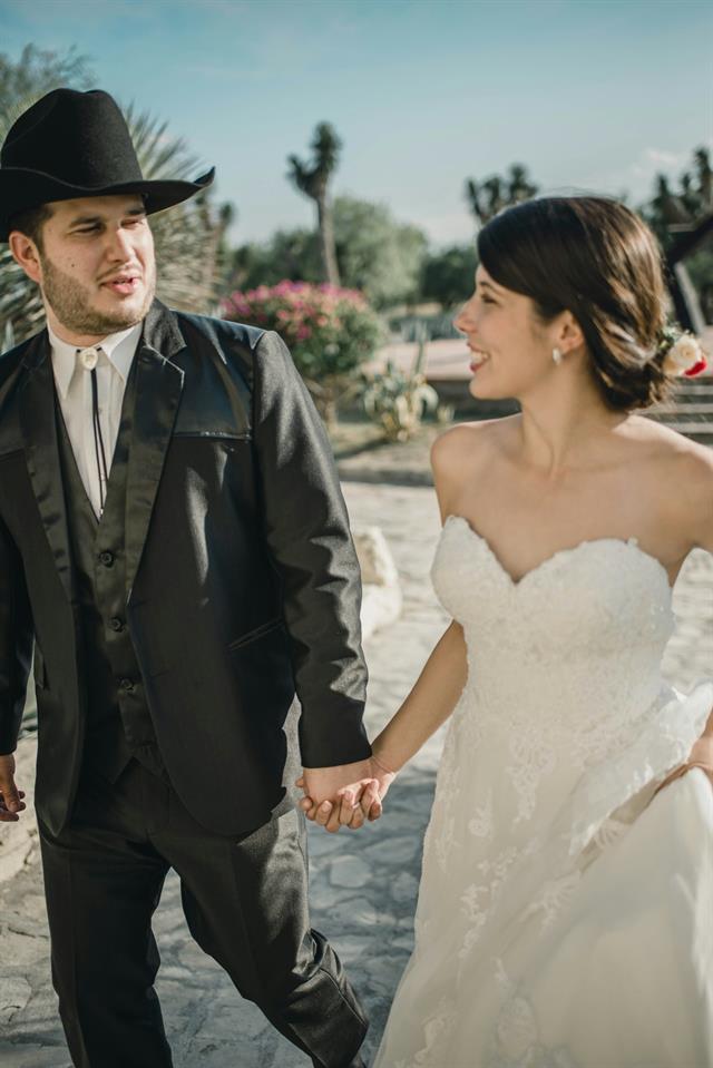 Novios abrazados en un rancho de Oaxaca