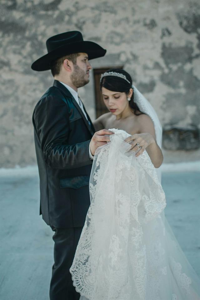 Novios con sombrero en un rancho de Oaxaca