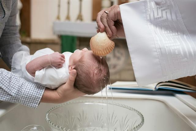 Bautizo de un bebé en una iglesia
