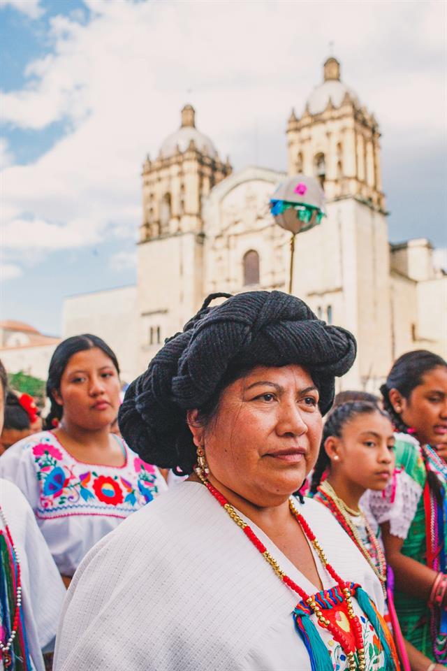 Celebración tradicional oaxaqueña en el atrio de una iglesia