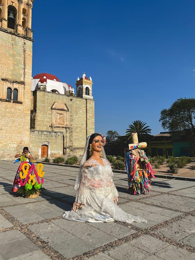 Niña de primera comunión con vestido blanco en el atrio de una iglesia