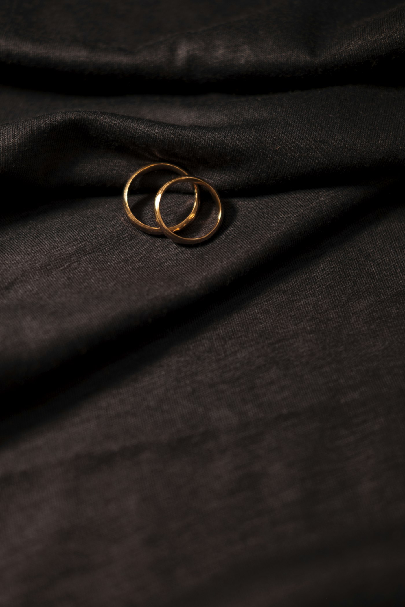 Anillos de boda de oro sobre tela negra