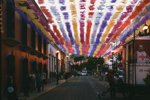 Calle de Oaxaca decorada con papel picado