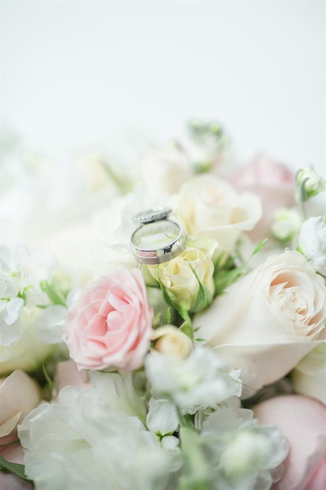 Detalle de ramo de novia con rosas y eucalipto