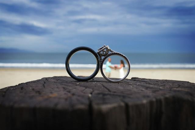 Anillo de compromiso sobre una piedra