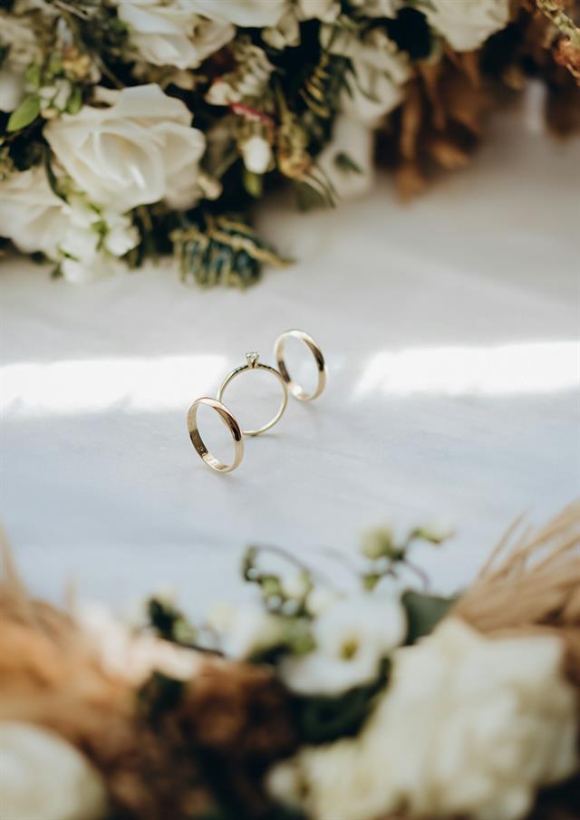 Ramo de novia con rosas blancas y anillos