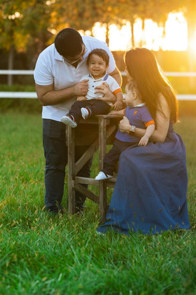 Familia abrazada en un campo dorado