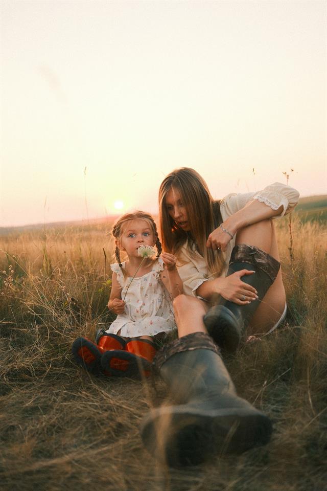 Familia jugando en el pasto durante una sesión de fotos