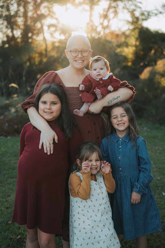 Retrato de familia con niños en un jardín