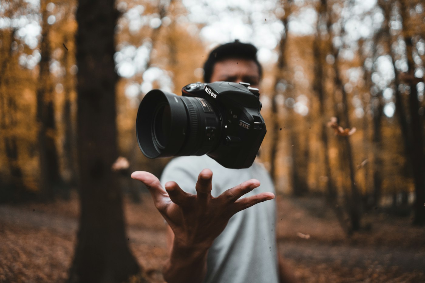 Richie, fotógrafo de Richie Foto, sosteniendo su cámara en un bosque de Oaxaca