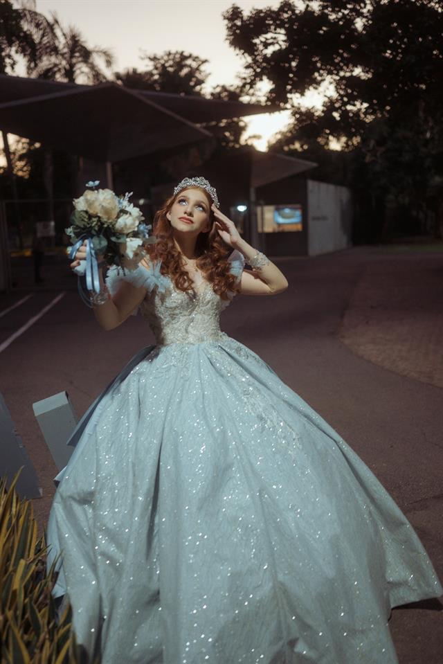 Quinceañera con vestido de gala caminando por una calle de Oaxaca