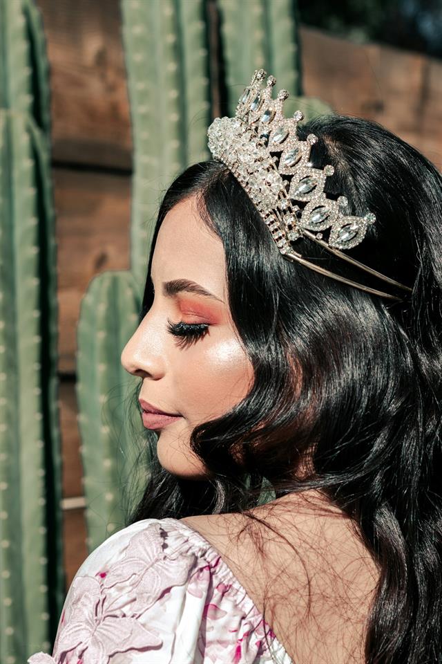 Retrato de quinceañera con tiara y vestido de gala