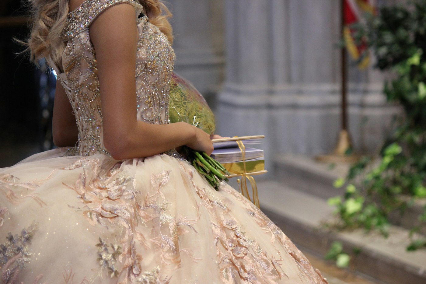 Detalle del vestido de una quinceañera en Oaxaca