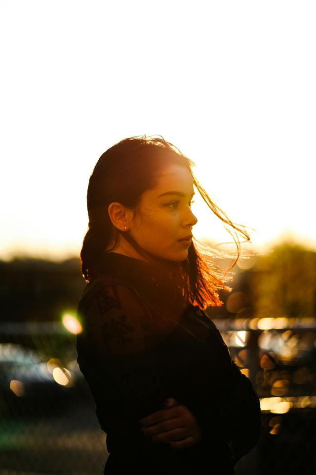 Retrato de mujer al atardecer en el campo