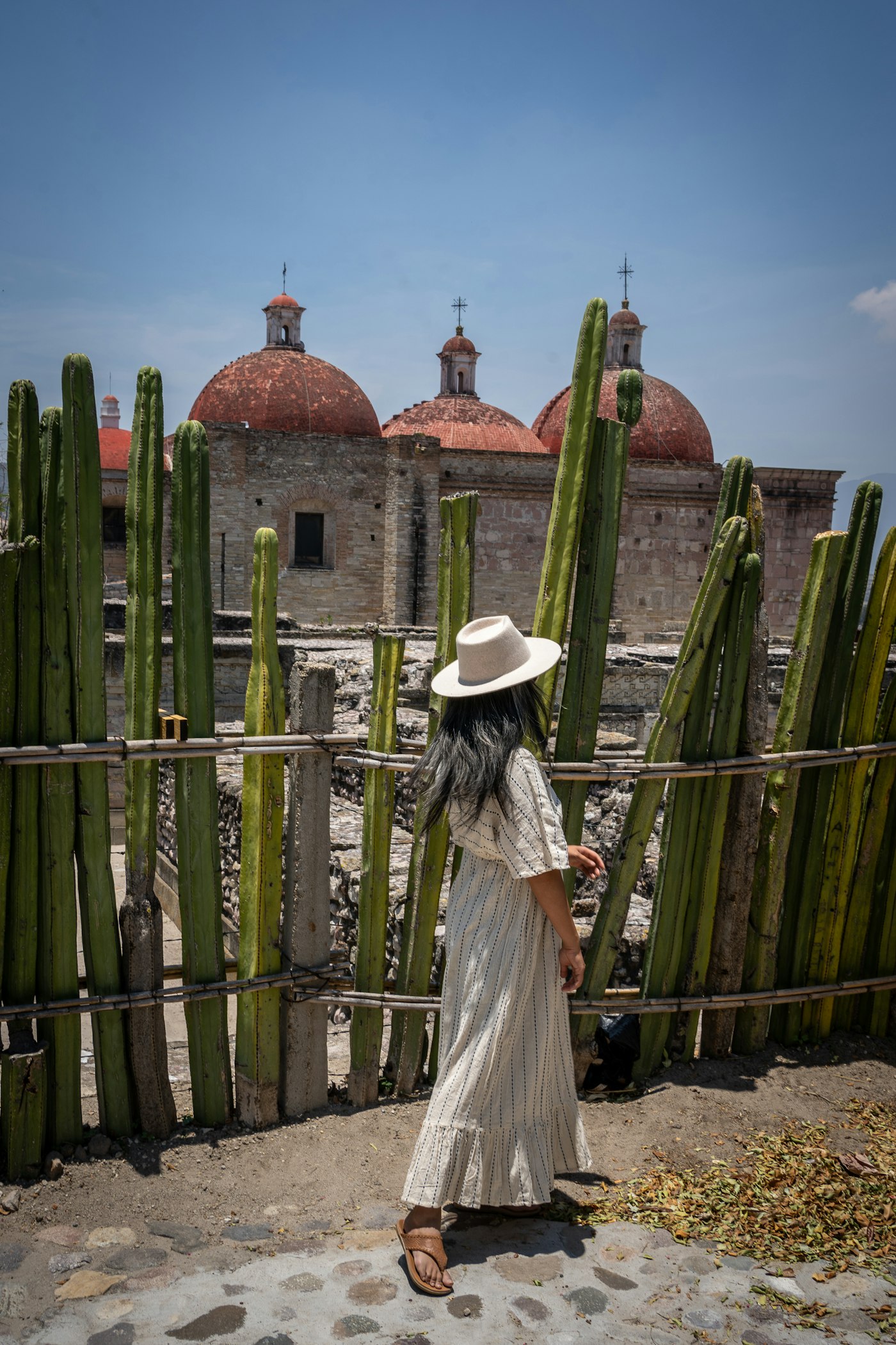 Retrato de mujer con sombrero y traje tradicional de Oaxaca